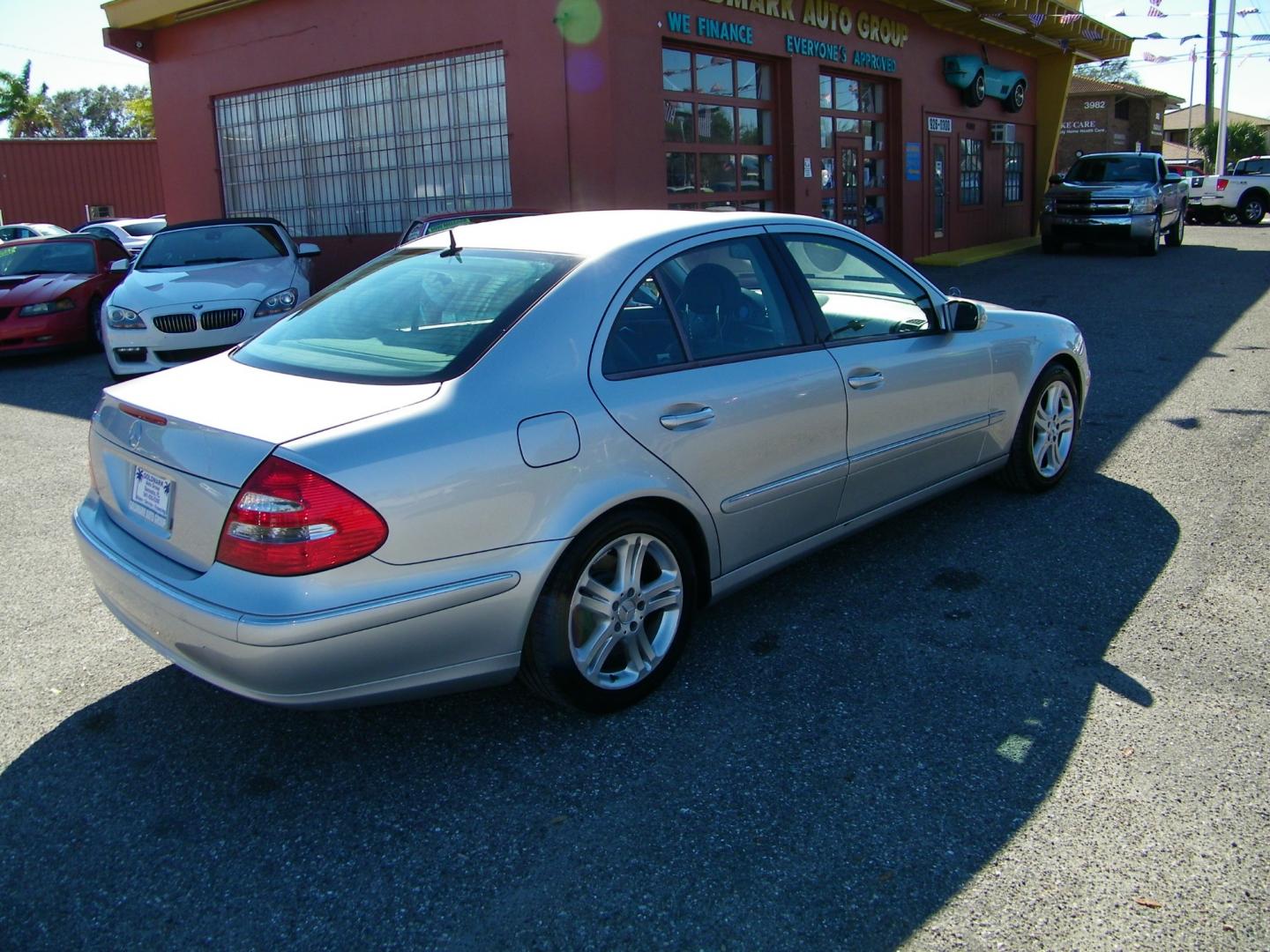 2005 Silver /Black Mercedes-Benz E-Class E500 (WDBUF70J75A) with an 5.0L V8 SOHC 24V engine, Automatic transmission, located at 4000 Bee Ridge Road, Sarasota, FL, 34233, (941) 926-0300, 27.298664, -82.489151 - Photo#5